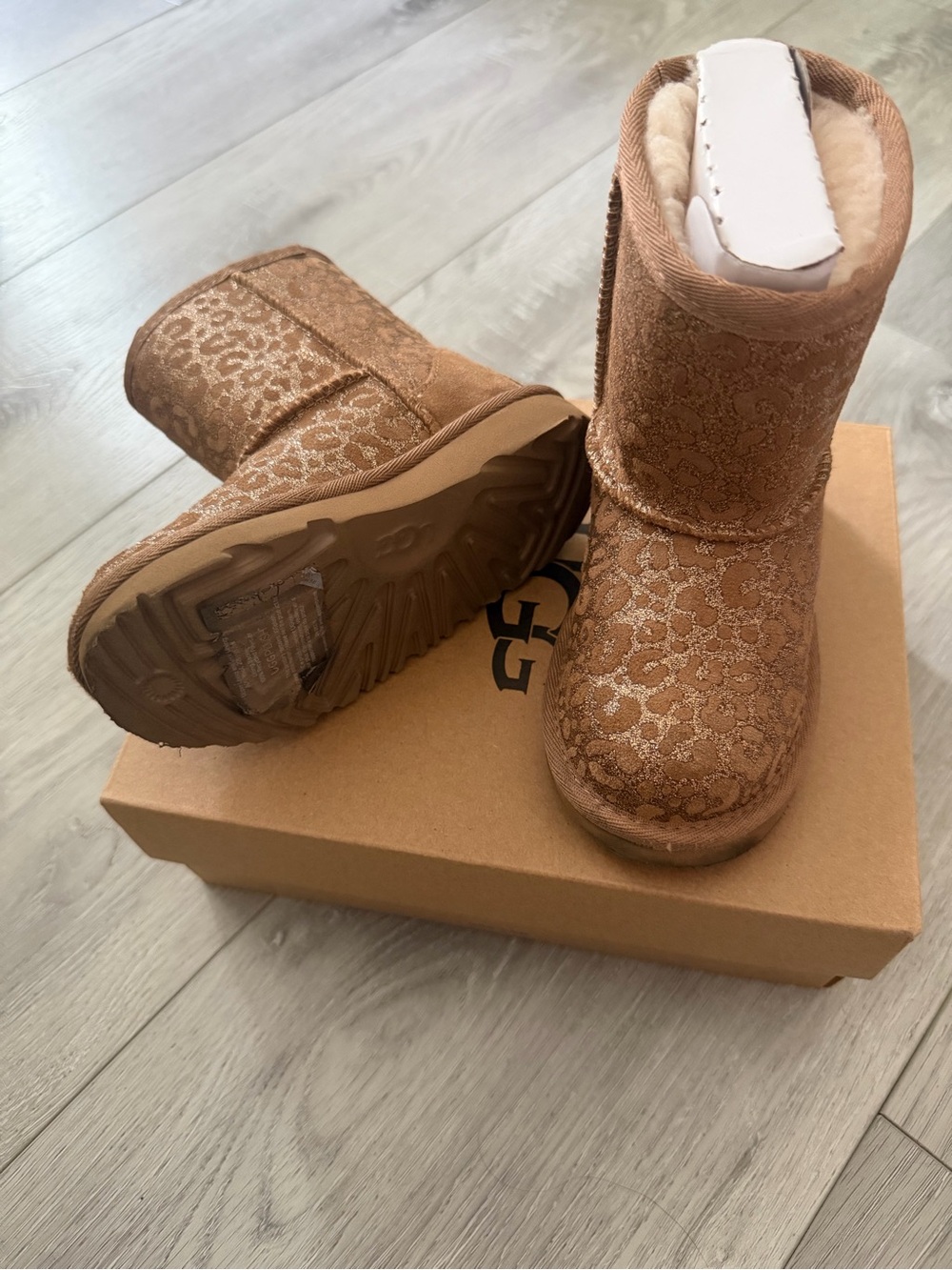 UGG Chestnut Glitter Leopard Classic Short Kids Boots - Picture 4 of 9